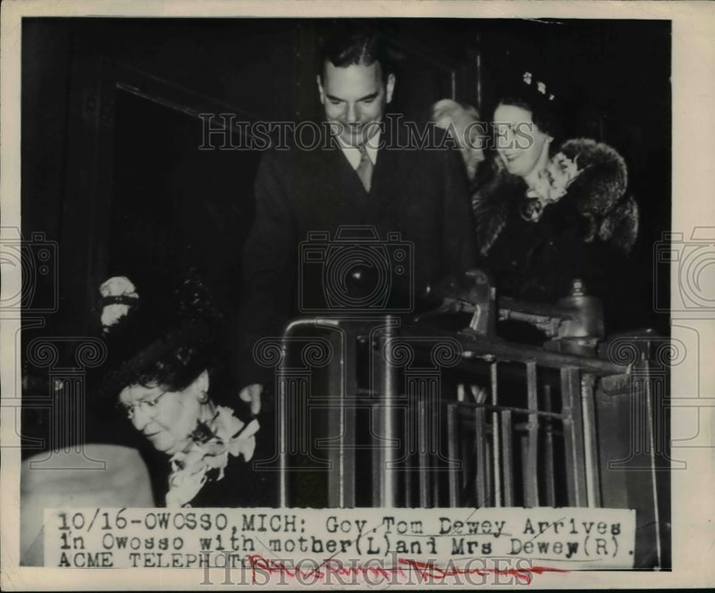 Load image into Gallery viewer, 1948 Press Photo Gov. Tom Dewey Arrives In Owosso With Mother And Mrs. Dewey
