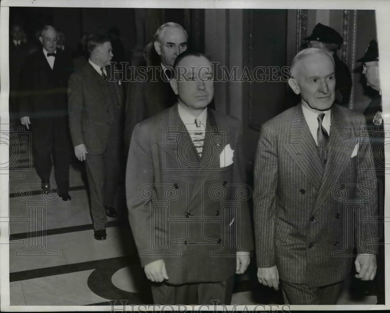 Load image into Gallery viewer, 1947 Press Photo Senators Walking From Senate Side To The House Chamber
