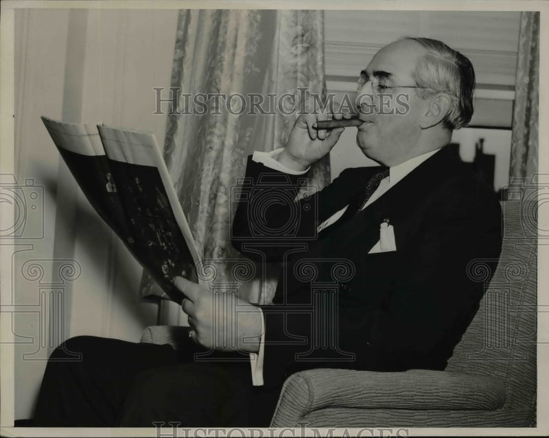 Load image into Gallery viewer, 1940 Press Photo Senator Arthur Vanderberg Reads The Convention News - nep05328
