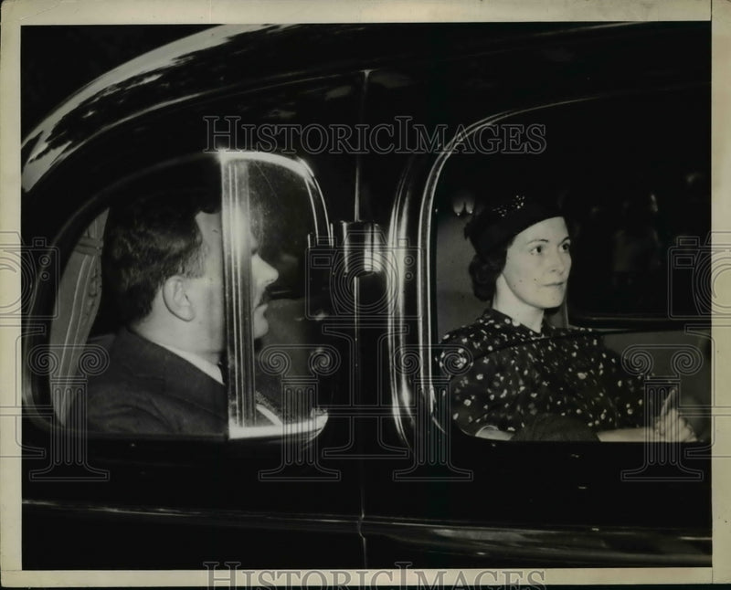 Load image into Gallery viewer, 1938 Press Photo Tom Dewey and His wife Are Leaving For Home - nep05358
