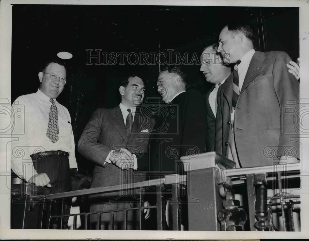 1944 Press Photo Gov. Thomas Dewey Meets Indiana Party Leaders - nep05359