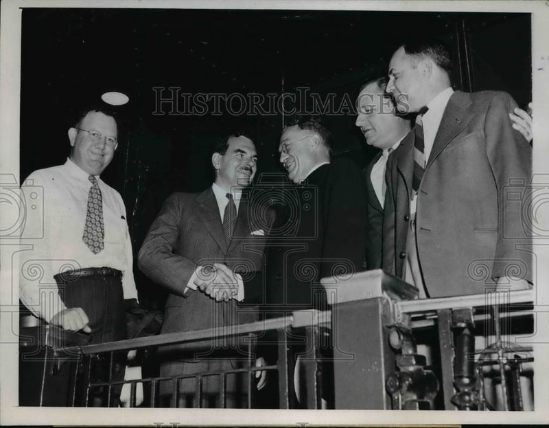 Load image into Gallery viewer, 1944 Press Photo Gov. Thomas Dewey Meets Indiana Party Leaders - nep05359
