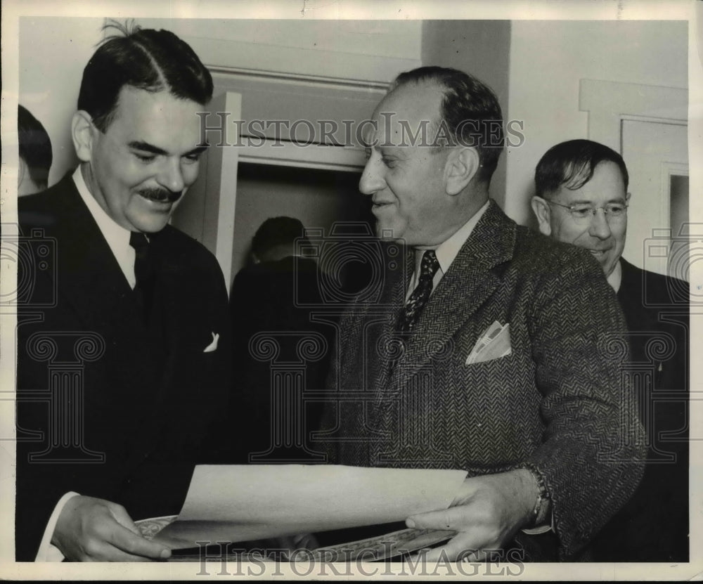 1940 Press Photo Arthur Drager Made A Presentation For Thomas Dewey - nep05375