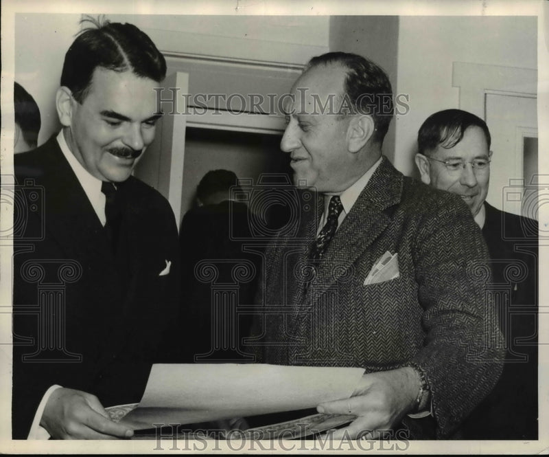 Load image into Gallery viewer, 1940 Press Photo Arthur Drager Made A Presentation For Thomas Dewey - nep05375
