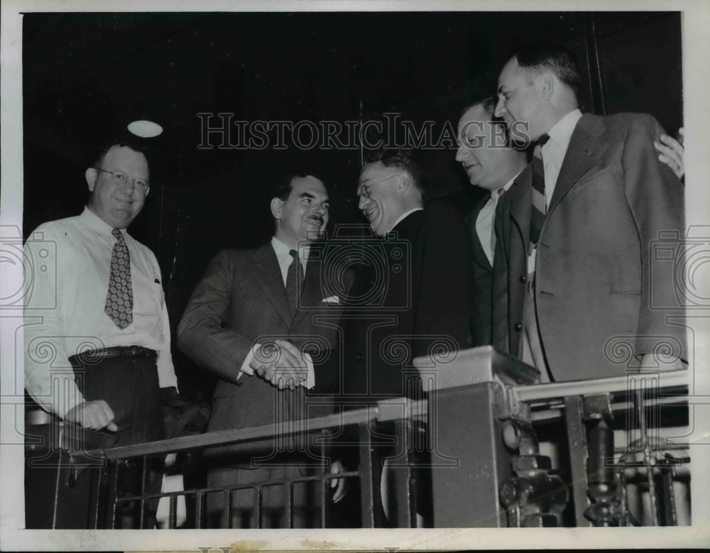 1944 Press Photo Gov. Thomas Dewey Meets Indiana Party Leaders - nep05379