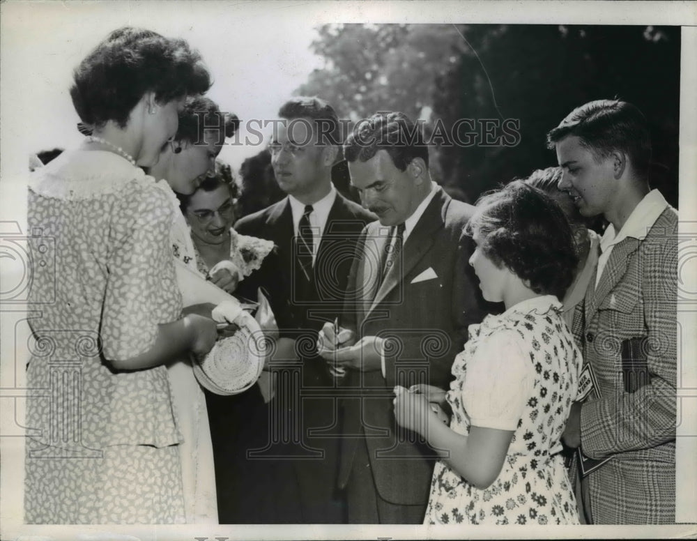 1944 Press Photo Gov. Thomas Dewey Signing Autographs For The Folks - nep05381