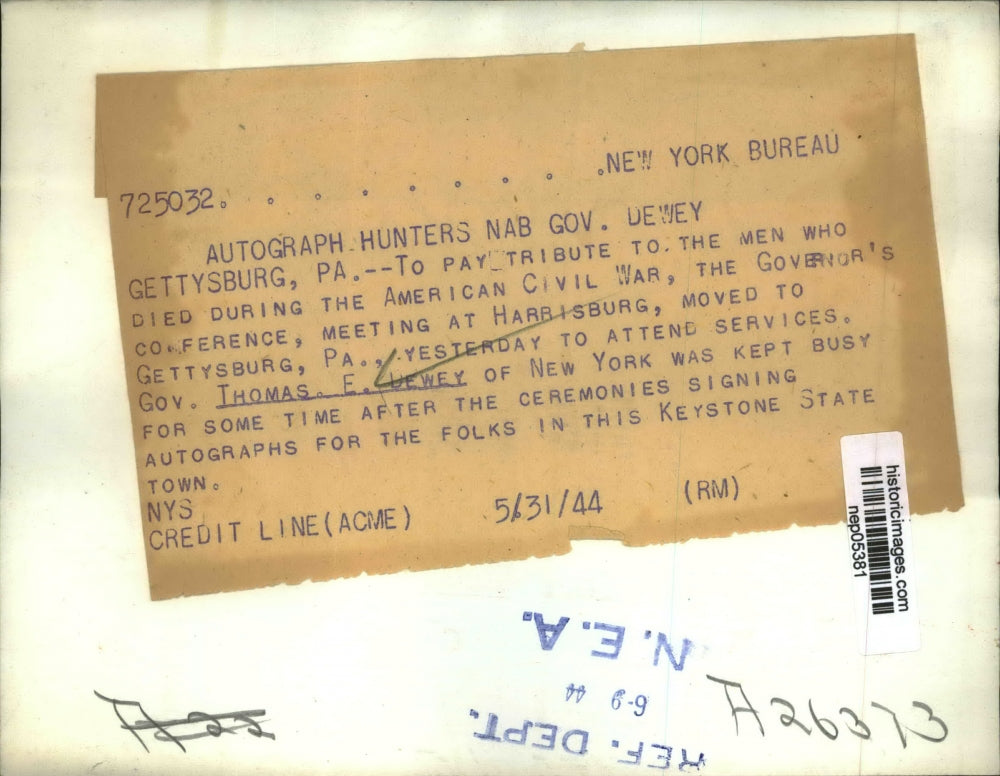 1944 Press Photo Gov. Thomas Dewey Signing Autographs For The Folks - nep05381