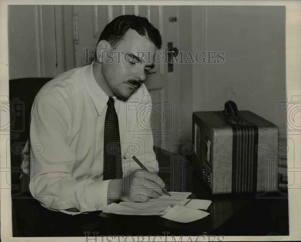 1940 Press Photo Thomas Dewey Checks Ballot Returns - nep05388