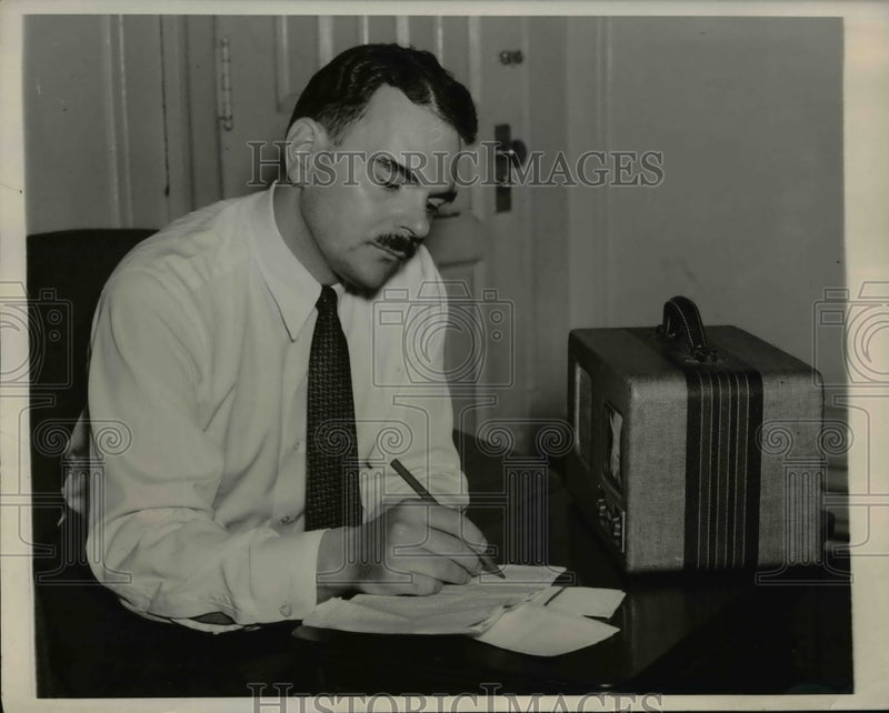 Load image into Gallery viewer, 1940 Press Photo Thomas Dewey Checks Ballot Returns - nep05388
