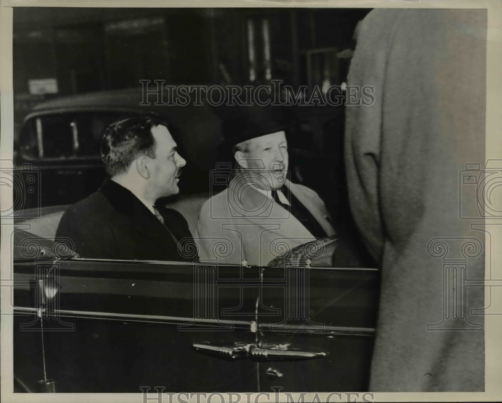 1939 Press Photo Thomas Dewey Is Pictured In George Leach's Car - nep05391