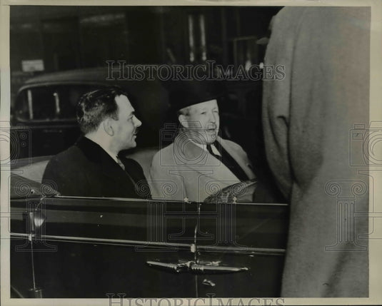 1939 Press Photo Thomas Dewey Is Pictured In George Leach's Car - nep05391