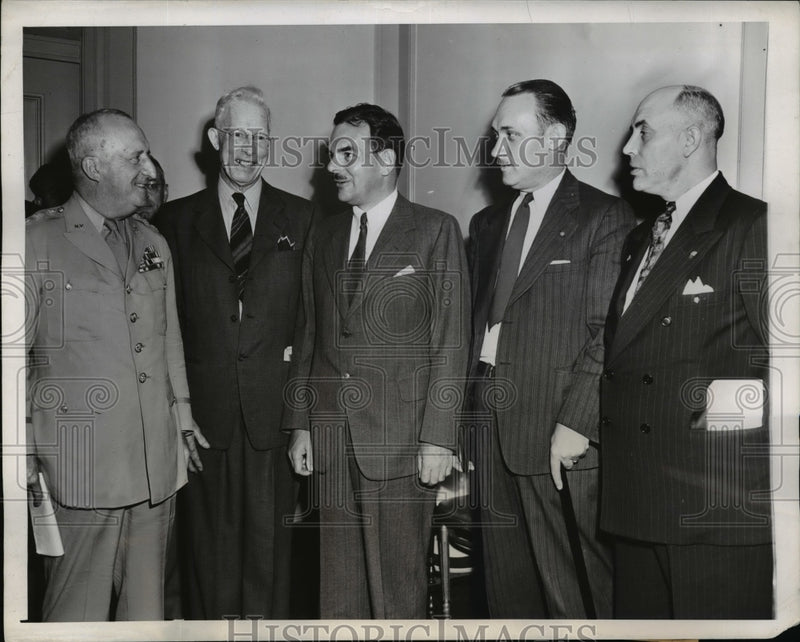 Load image into Gallery viewer, 1944 Press Photo Thomas Dewey At The William Penn Hotel In Pittsburgh
