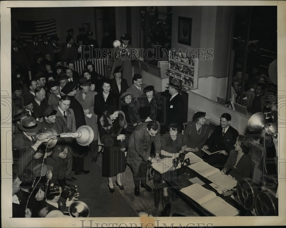 1944 Press Photo Mrs. Thomas Dewey Is Checked In By Mrs. Mary Dunn - nep05396