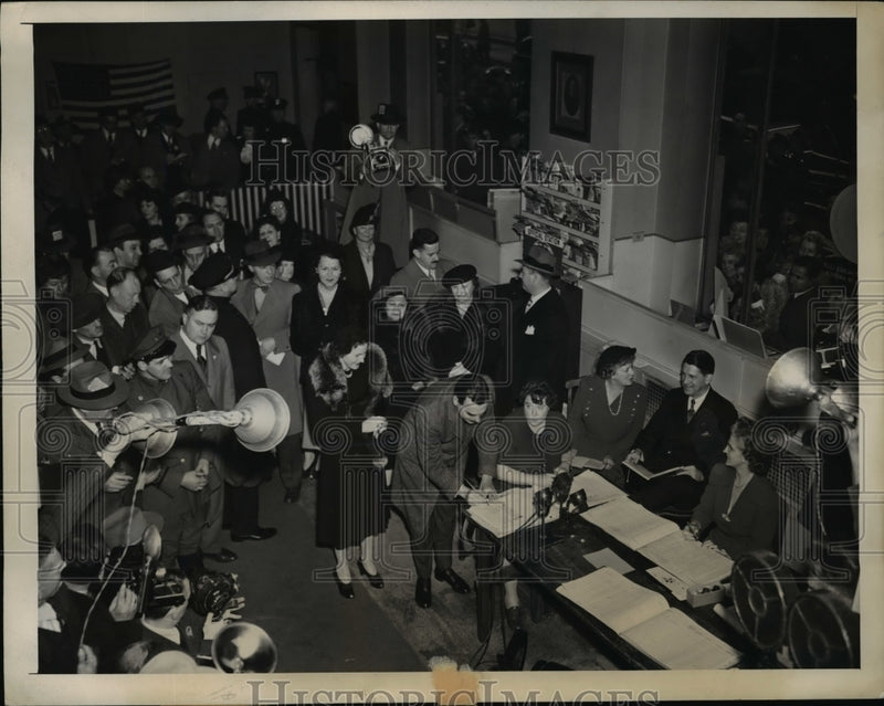 Load image into Gallery viewer, 1944 Press Photo Mrs. Thomas Dewey Is Checked In By Mrs. Mary Dunn - nep05396
