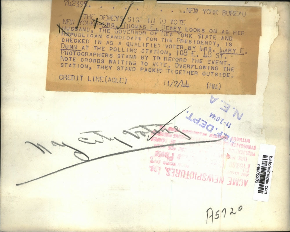 1944 Press Photo Mrs. Thomas Dewey Is Checked In By Mrs. Mary Dunn - nep05396