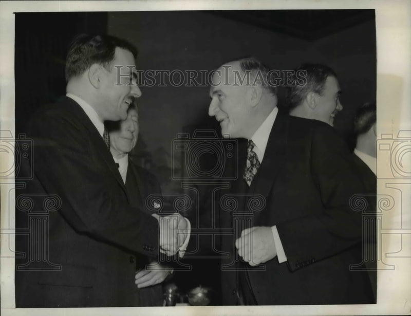 Load image into Gallery viewer, 1940 Press Photo Thomas Dewey Meets Alvin Fuller In Boston - nep05402
