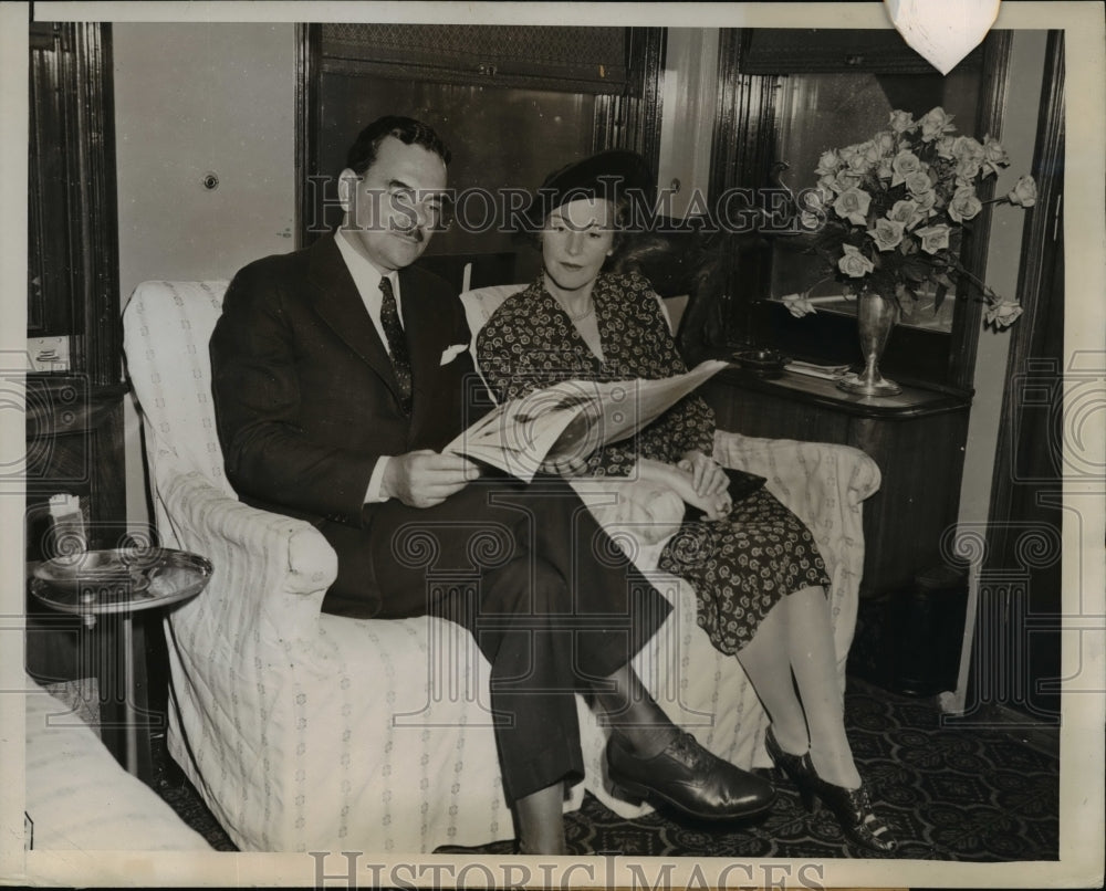 1944 Press Photo Gov. and Mrs. Dewey Sitting In Their Private Car - nep05409