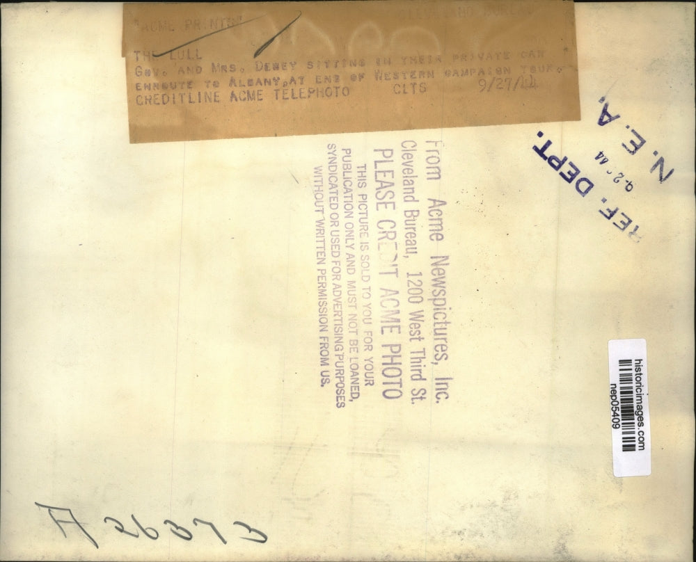 1944 Press Photo Gov. and Mrs. Dewey Sitting In Their Private Car - nep05409