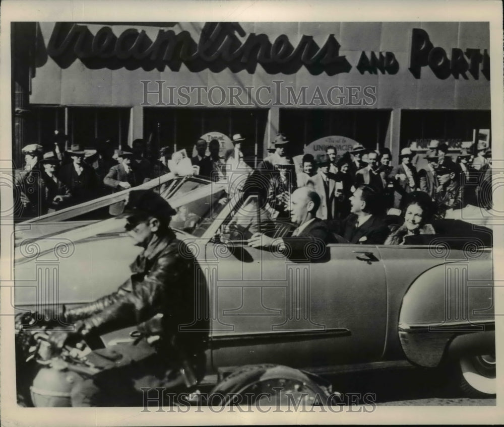 1948 Press Photo Gov. & Mrs. Thomas E. Dewey escorted through Portland Broadway