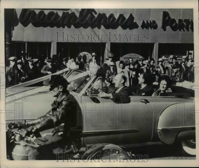Load image into Gallery viewer, 1948 Press Photo Gov. &amp; Mrs. Thomas E. Dewey escorted through Portland Broadway
