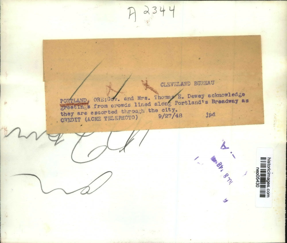 1948 Press Photo Gov. & Mrs. Thomas E. Dewey escorted through Portland Broadway