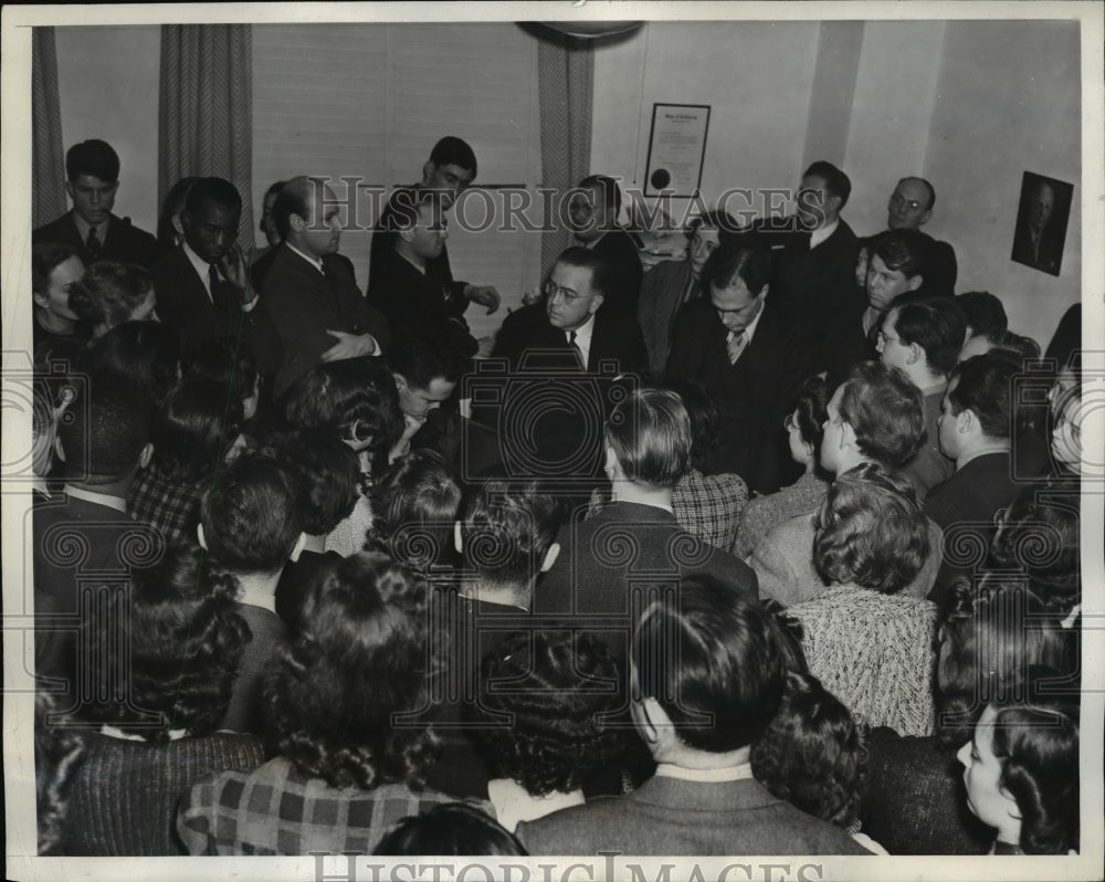 1940 Press Photo Pay Cut Protest at SRA Office Walter Chambers, Los Angeles