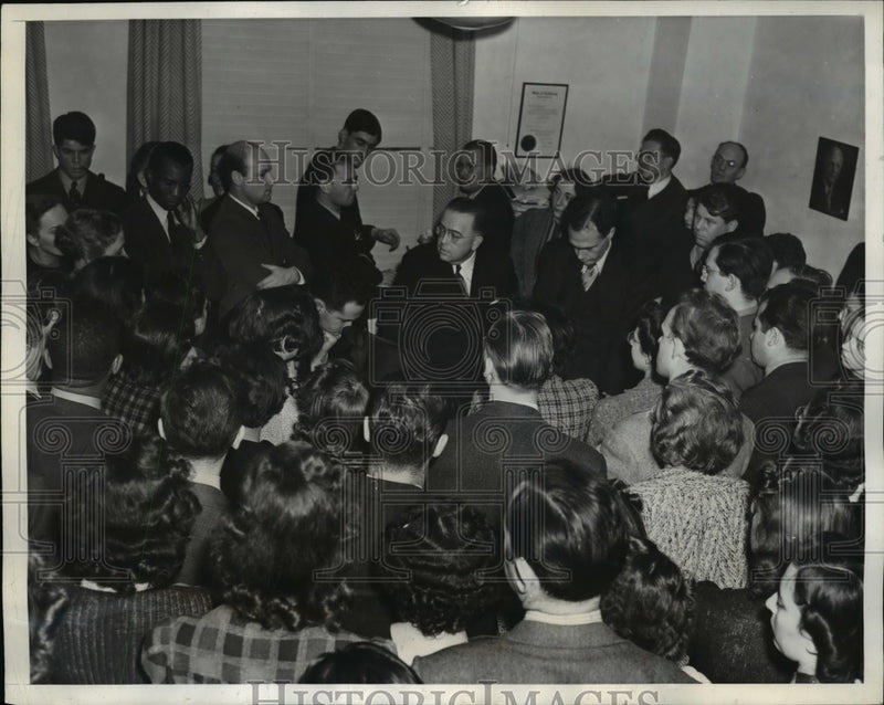 Load image into Gallery viewer, 1940 Press Photo Pay Cut Protest at SRA Office Walter Chambers, Los Angeles
