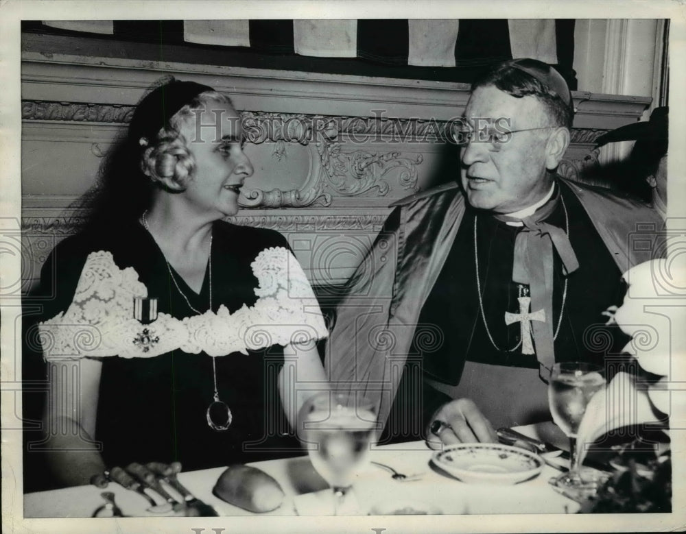 1943 Press Photo Mrs. Edward Carville & Archbishop John Mitty in San Francisco
