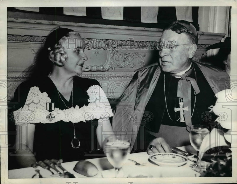 Load image into Gallery viewer, 1943 Press Photo Mrs. Edward Carville &amp; Archbishop John Mitty in San Francisco
