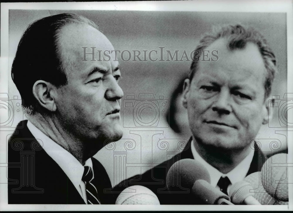1967 Press Photo VP Hubert Humphrey arrives at Wahn Airport, with Willy Brandt
