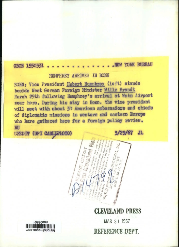 Load image into Gallery viewer, 1967 Press Photo VP Hubert Humphrey arrives at Wahn Airport, with Willy Brandt
