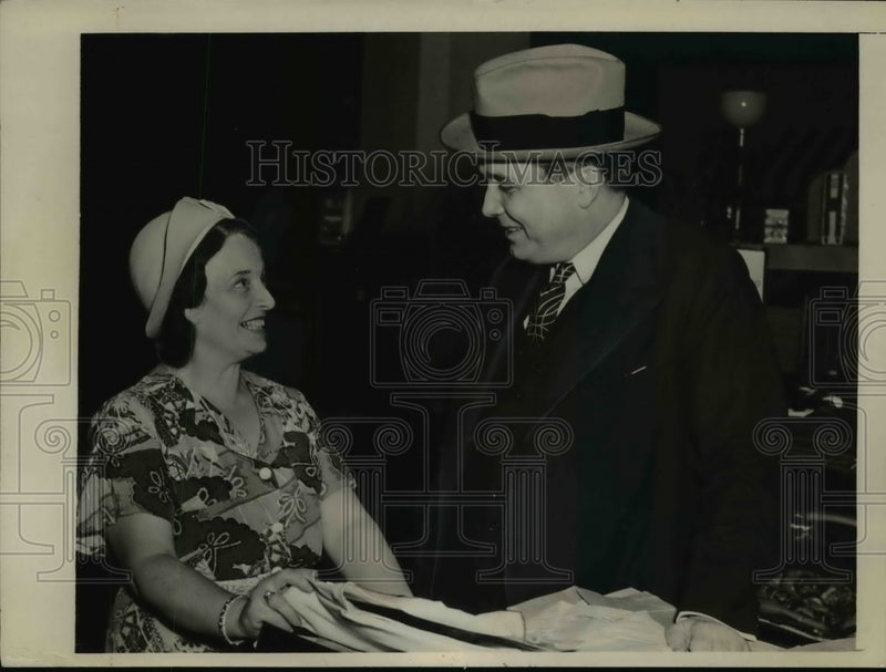Load image into Gallery viewer, 1940 Press Photo Wendell Willkie Shopping with Mrs. W.D. Lewis in Akron, Ohio
