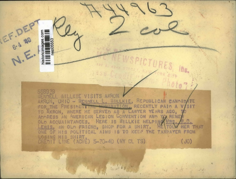 1940 Press Photo Wendell Willkie Shopping with Mrs. W.D. Lewis in Akron, Ohio