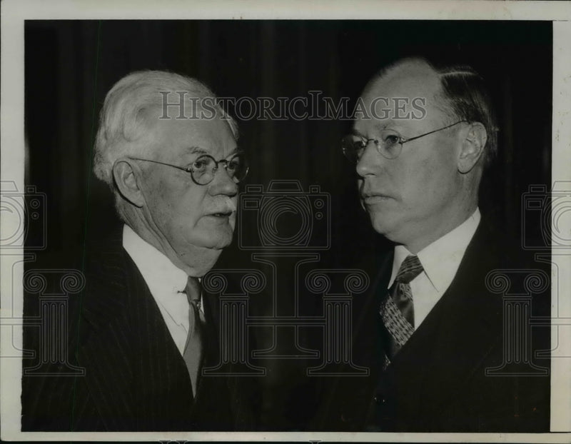 Load image into Gallery viewer, 1939 Press Photo John Townsend, Robert Taft at Senate Caucus - nep05575
