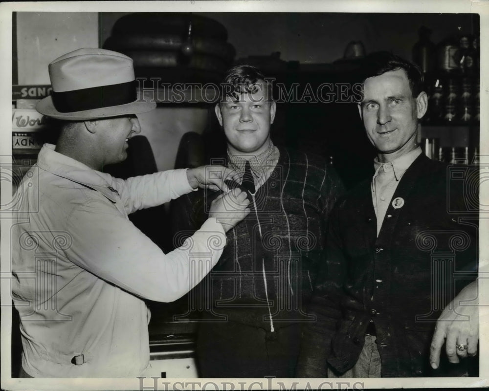 1938 Press Photo Governor A.B. Chandler Pins Senate Candidacy Buttons on Friends