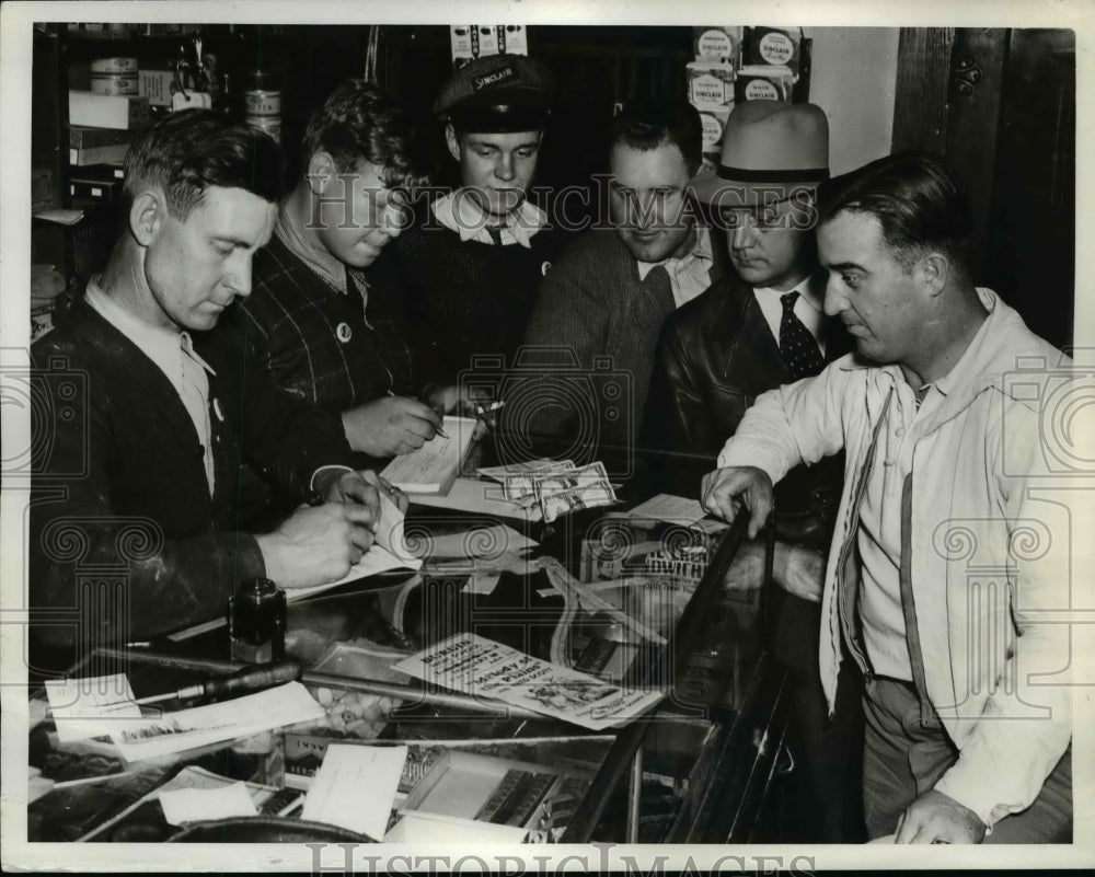 1938 Press Photo Governor Chandler of Kentucky Buys Fishing Licenses - nep05580