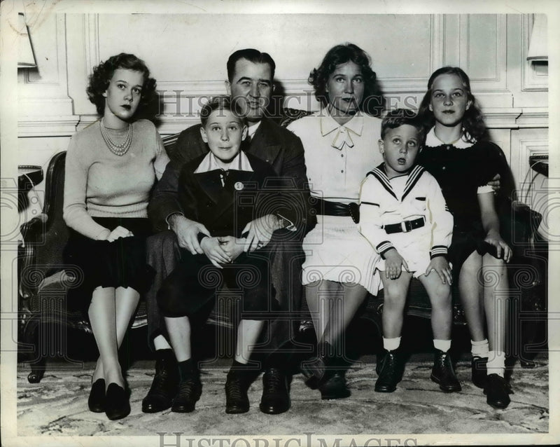 Load image into Gallery viewer, 1938 Press Photo Governor A.B. Chandler &amp; Family of Kentucky - nep05588
