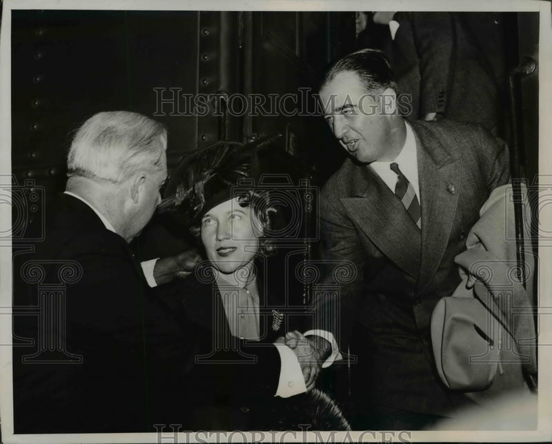 Load image into Gallery viewer, 1939 Press Photo Governor A.B. Chandler Greeted by Chesley Jurney, Washington
