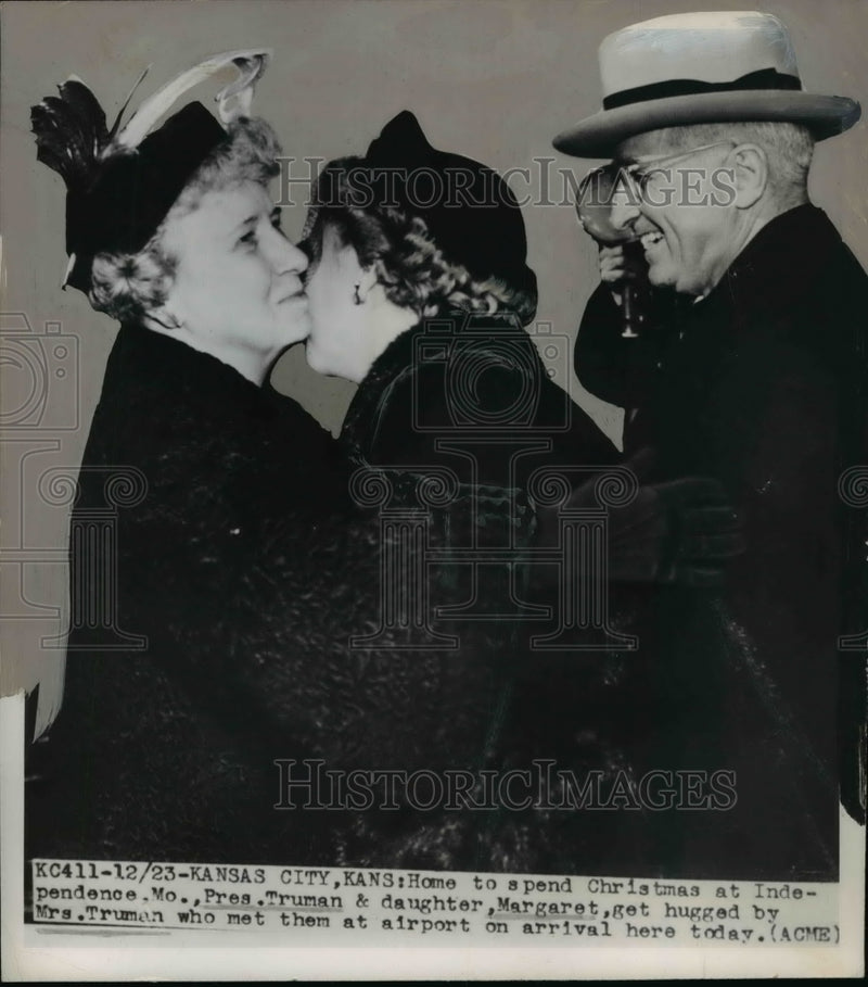 Load image into Gallery viewer, 1950 Press Photo Harry S. Truman, Daughter Margaret &amp; Wife Bess in Kansas City

