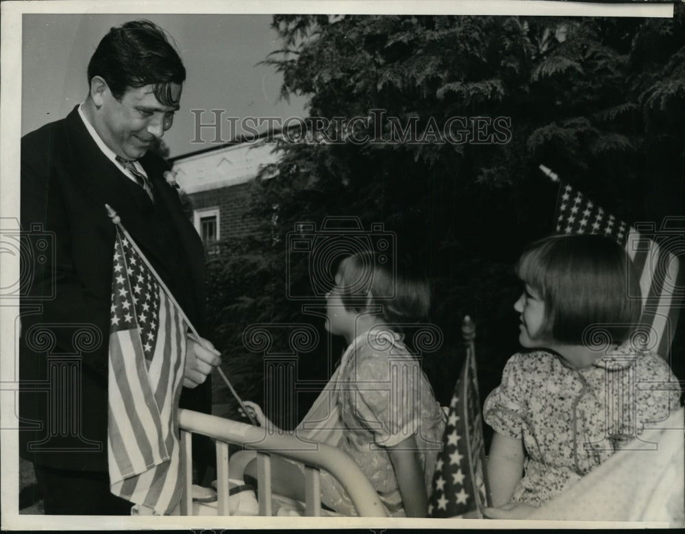 1940 Press Photo Wendell Willkie Visiting Children at Shrine Hospital, Portland