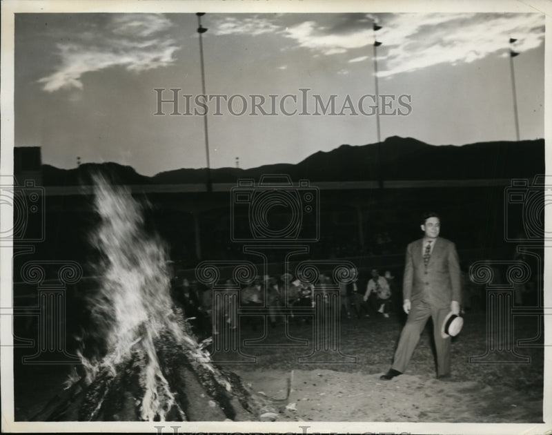 Load image into Gallery viewer, 1940 Press Photo Wendell Willkie at Chuck Wagon Campfire - nep05769
