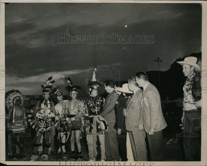 Load image into Gallery viewer, 1940 Press Photo Wendell Willkie at Chuck Wagon Dinner, Colorado Springs
