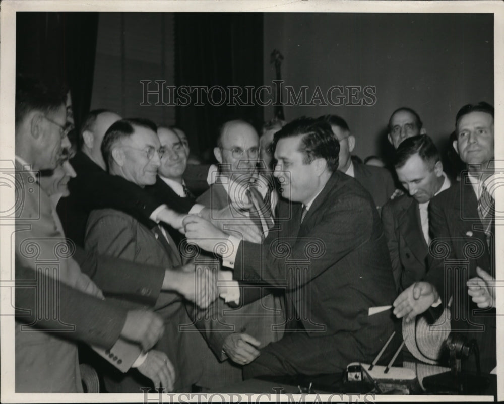1940 Press Photo Wendell Willkie Greeted in Iowa State Capitol - nep05805
