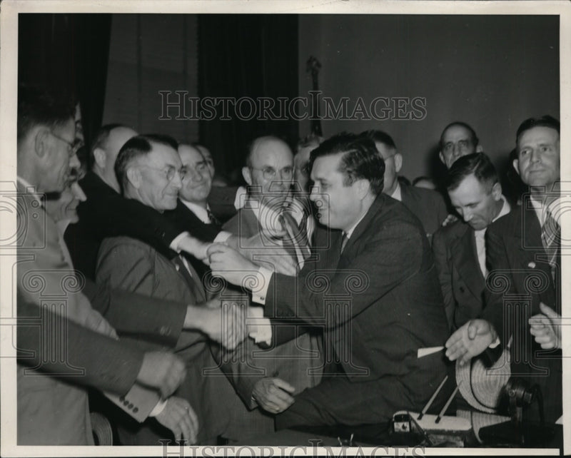 Load image into Gallery viewer, 1940 Press Photo Wendell Willkie Greeted in Iowa State Capitol - nep05805
