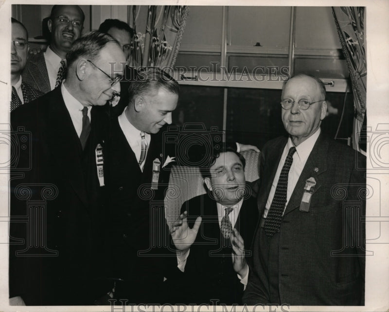 Load image into Gallery viewer, 1940 Press Photo Wendell Willkie Greets Mid-West Delegates in Philadelphia
