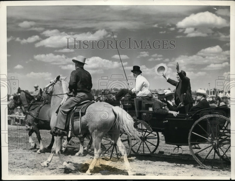 Load image into Gallery viewer, 1940 Press Photo Wendell Willkie Vacationing in Cheyenne, Wyoming - nep05813
