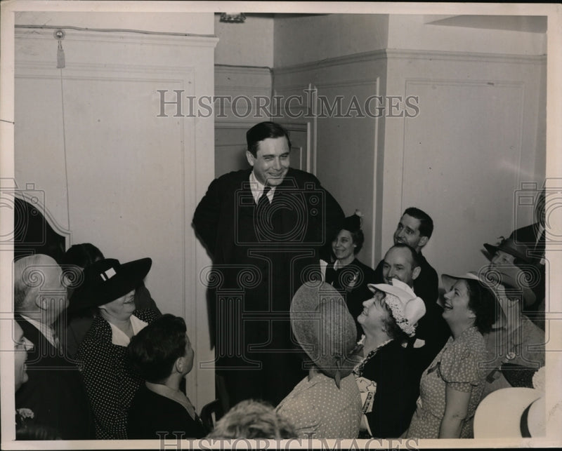 Load image into Gallery viewer, 1940 Press Photo Wendell Willkie with New Jersey Delegates in Philadelphia
