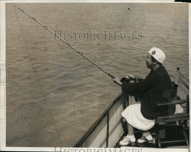 Load image into Gallery viewer, 1931 Press Photo Mrs James Walker Fishing - nep05843
