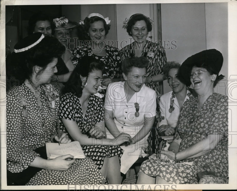 Load image into Gallery viewer, 1944 Press Photo Mrs George M Dewey mother of NY Governor Thomas at GOP
