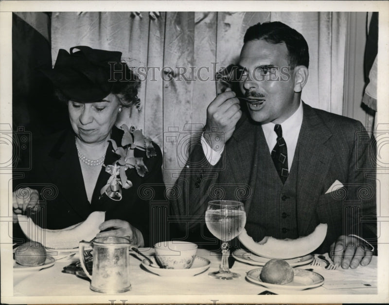 Load image into Gallery viewer, 1944 Press Photo GOP Presidential nominee Thomas Dewey &amp; Mrs Ed Martin
